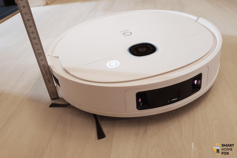 Die Höhe des Yeedi Vac 2 Pro wird mit einem Lineal abgemessen